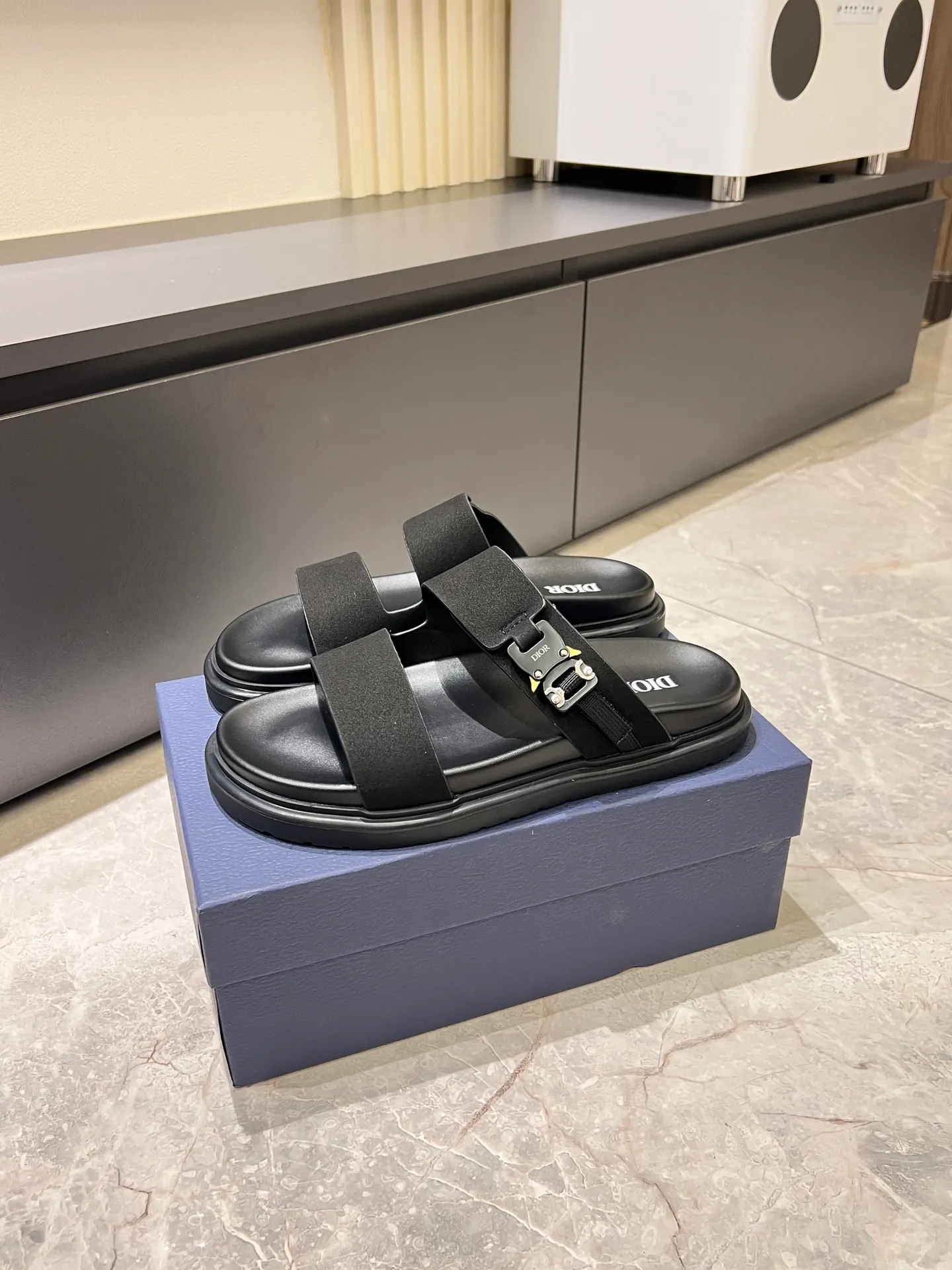Men's Men's Shoes 💰p320 Dio* Men's Sandals Slippers. Showcasing Dior haute couture design. The Dior gray suede strap is accented with an aluminum Dior buckle for added style. Paired with a comfortable tonal notch sole, they pair easily with shorts or jeans for a sophisticated look. Main body: suede cow leather, technical fabric lining: cow leather, with adjustable straps, aluminum Dior buckle, Dior gray EVA insole, tonal notched rubber outsole splicing structure, size: 38-44 (customized at 45.46)